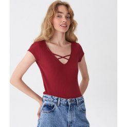 T-shirt z ozdobnym dekoltem - Bordowy. Czerwone t-shirty damskie House, s, bez wzorów, bez kołnierzyka. Za 29,99 zł.