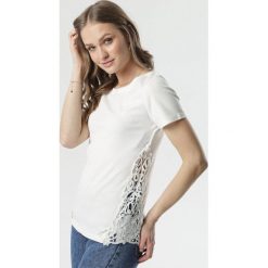 Biały T-shirt Iphanthei. Białe bluzki damskie Born2be, s, bez wzorów, z okrągłym kołnierzem, z krótkim rękawem. Za 49,99 zł.