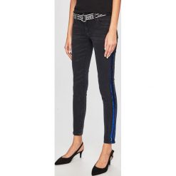 Guess Jeans - Jeansy. Czarne jeansy damskie Guess Jeans, w paski, z elastanu, z obniżonym stanem. Za 549,90 zł.