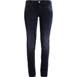 Freeman T. Porter ALEXA Jeansy Slim Fit nirenda. Niebieskie rurki damskie Freeman T. Porter. W wyprzedaży za 221,40 zł.