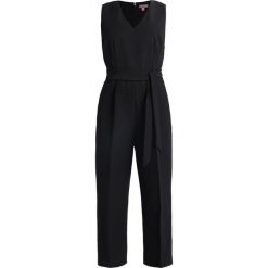 Kombinezony damskie: Vince Camuto Petite SLEEVELESS V NECK BELTED POLYBASE Kombinezon rich black