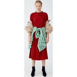 Sukienka z gumką w talii. Czerwone sukienki damskie Pull&Bear, bez wzorów, bez kołnierzyka, bez rękawów. Za 89,90 zł.