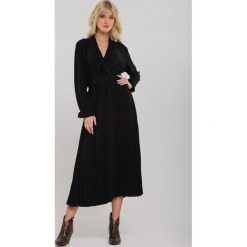Czarna Sukienka Collins View. Czarne sukienki damskie Renee, s, w paski, z tkaniny, klasyczne, z falbankami, bez rękawów, długie, maxi, rozkloszowane. Za 149,99 zł.