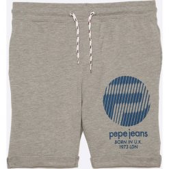 Pepe Jeans - Szorty dziecięce Ruud 122-180 cm. Szare spodenki chłopięce z nadrukiem, z elastanu, casualowe. W wyprzedaży za 49,90 zł.