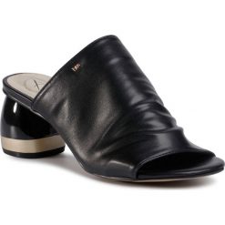 Klapki BETSY - 907030/01-04E Black. Czarne klapki damskie Betsy, bez wzorów, ze skóry ekologicznej, bez obcasa. W wyprzedaży za 129,00 zł.