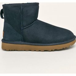 UGG - Śniegowce skórzane Classic Her/Mini II. Niebieskie śniegowce damskie Ugg, ze skóry, bez zapięcia. W wyprzedaży za 599,90 zł.