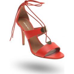 SANDAŁY Emporio Armani. Czerwone sandały damskie z nadrukiem, ze skóry, na sznurówki. Za 885,00 zł.