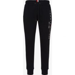 Tommy Hilfiger - Spodnie dresowe męskie, niebieski. Niebieskie spodnie męskie TOMMY HILFIGER, m, z haftami, z dresówki. Za 499,95 zł.