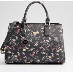 Torebka city bag z brelokiem - Wielobarwn. Szare torebki klasyczne damskie marki Mohito, z breloczkiem. Za 129,99 zł.
