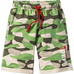 Bermudy dresowe z nadrukiem bonprix zielony wzorzysty. Zielone dresy chłopięce bonprix, z nadrukiem, z dresówki. Za 44,99 zł.