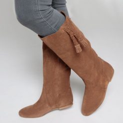 Buty zimowe damskie: Skórzane kozaki z pomponami