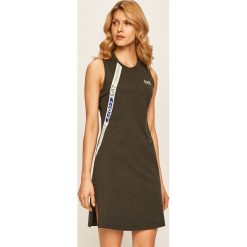 EA7 Emporio Armani - Sukienka. Czarne sukienki damskie EA7 Emporio Armani, na co dzień, s, z aplikacjami, z elastanu, casualowe, z okrągłym kołnierzem, bez rękawów, mini, proste. W wyprzedaży za 359,90 zł.