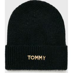Tommy Hilfiger - Czapka. Czarne czapki damskie TOMMY HILFIGER, na zimę, z dzianiny. Za 199,90 zł.