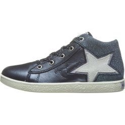 Sneakersy w kolorze granatowym. Niebieskie trampki dziewczęce Primigi, z aplikacjami, na sznurówki. W wyprzedaży za 127,95 zł.