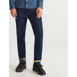Jeansy slim fit dzianinowe - Granatowy. Niebieskie jeansy męskie relaxed fit Reserved. Za 149,99 zł.