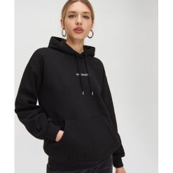 Bluza z napisem - Czarny. Czarne bluzy damskie Cropp, s, z napisami, bez rękawów, bez kaptura. Za 59,99 zł.