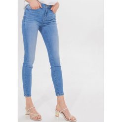 Jeansy push up - Niebieski. Niebieskie jeansy damskie Mohito. Za 99,99 zł.