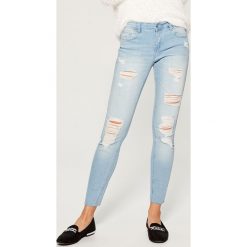 Jeansy slim z przetarciami - Niebieski. Niebieskie jeansy damskie marki Mohito. W wyprzedaży za 39,99 zł.