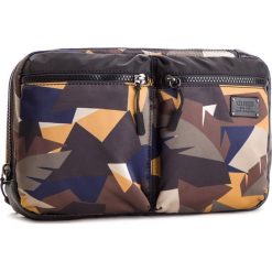 Saszetka nerka GUESS - HM6583 POL91 BML. Szare torby męskie skórzane Guess, z aplikacjami, z materiału, młodzieżowe. Za 329,00 zł.