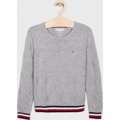 Tommy Hilfiger - Sweter dziecięcy 128-176 cm. Szare swetry dziewczęce z bawełny, z okrągłym kołnierzem. W wyprzedaży za 199,90 zł.