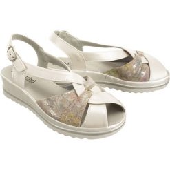 COMFORTABEL 710978-3 weiB, sandały damskie. Koturny damskie Comfortabel, w paski, ze skóry, bez obcasa, na koturnie, z paskami. Za 239,90 zł.