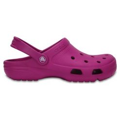 Chodaki w kolorze fioletowym. Fioletowe klapki damskie Crocs, bez wzorów, bez obcasa. W wyprzedaży za 77,95 zł.