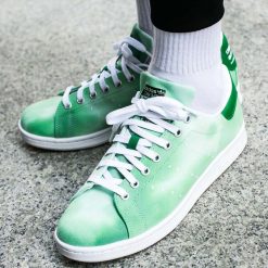 Buty adidas Pharrell Williams Hu Holi Stan Smith (AC7043). Szare buty sportowe męskie marki Adidas, ze skóry, bez zapięcia, Adidas Pharrell Williams. Za 224,99 zł.