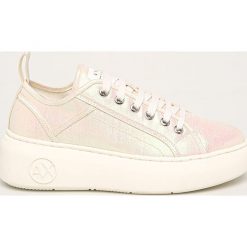Armani Exchange - Buty. Białe buty sportowe damskie Armani Exchange, bez wzorów, z gumy, sportowe. W wyprzedaży za 529,90 zł.