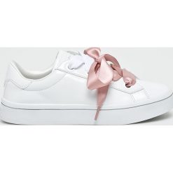 Skechers - Buty. Białe buty sportowe damskie Skechers, ze skóry, sportowe. W wyprzedaży za 139,90 zł.