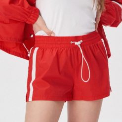 Szorty z lampasami - Czerwony. Czerwone szorty damskie Sinsay, s, bez wzorów. Za 49,99 zł.