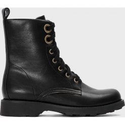 Kazar Studio - Workery. Czarne workery damskie z materiału, z okrągłym noskiem, na sznurówki. W wyprzedaży za 249,90 zł.