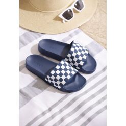 Niebieskie Klapki Chessboard. Niebieskie klapki damskie Born2be, w paski, bez obcasa, na płaskiej podeszwie. Za 39,99 zł.