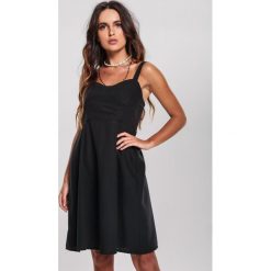 Czarna Sukienka Fandango. Czarne sukienki damskie other, s, bez wzorów, z bawełny, eleganckie, z dekoltem na plecach, bez rękawów, mini, rozkloszowane. Za 69,99 zł.