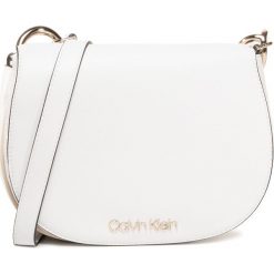 Torebka CALVIN KLEIN - Ck Chain Saddle Bag K60K606686 YAF. Białe listonoszki damskie Calvin Klein, bez wzorów, ze skóry ekologicznej, bez dodatków. Za 579,00 zł.