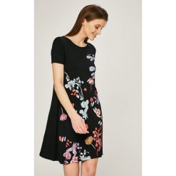 Desigual - Sukienka. Szare sukienki dzianinowe Desigual, na co dzień, m, z nadrukiem, casualowe, z okrągłym kołnierzem, mini. W wyprzedaży za 239,90 zł.