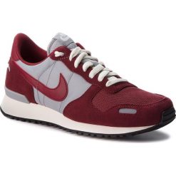 Buty NIKE - Air Vrtx 903896 009 Wolf Grey/Team Red/Sail/Black. Szare sneakersy męskie Nike, na co dzień, bez wzorów, ze skóry, eleganckie, bez zapięcia. W wyprzedaży za 319,00 zł.