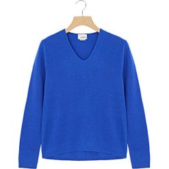 Swetry klasyczne damskie: Sweter w kolorze niebieskim