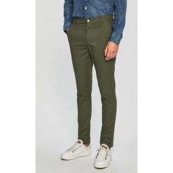 Calvin Klein Jeans - Spodnie J30J312590. Zielone spodnie męskie Calvin Klein Jeans, na co dzień, bez wzorów, z elastanu, casualowe. W wyprzedaży za 269,90 zł.