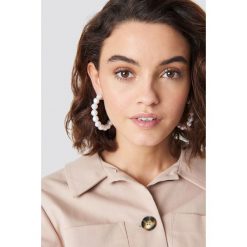NA-KD Accessories Kolczyki koła z perłami - White. Białe kolczyki damskie NA-KD Accessories, z perłą, sztuczne. Za 48,95 zł.