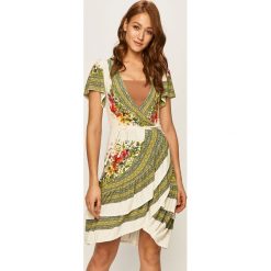 Desigual - Sukienka. Białe sukienki damskie Desigual, s, bez wzorów, z elastanu, bez kołnierzyka, z krótkim rękawem, krótkie, mini, rozkloszowane. W wyprzedaży za 319,90 zł.