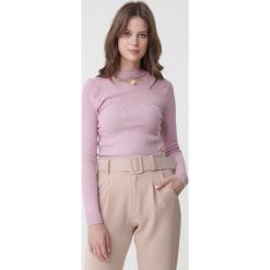 Jasnoróżowy Sweter Braylee. Różowe swetry damskie Born2be, s, z aplikacjami, prążkowane, bez rękawów, długie, bez kaptura. Za 59,99 zł.