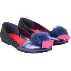 Baleriny w kolorze granatowym. Niebieskie baleriny dziewczęce Billieblush & Billybandit, bez wzorów, bez obcasa. W wyprzedaży za 79,95 zł.