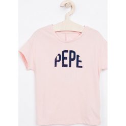 Pepe Jeans - Top dziecięcy Carena 92-180 cm. Różowe bluzki dziewczęce Pepe Jeans, z nadrukiem, z bawełny, z okrągłym kołnierzem, z krótkim rękawem, krótkie. W wyprzedaży za 59,90 zł.