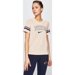 Nike - Top. Pomarańczowe topy damskie Nike, s, z nadrukiem, z bawełny, z okrągłym kołnierzem. Za 169,90 zł.