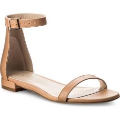 Sandały STUART WEITZMAN - 20Lessnudist XL17444 Fawn Arizona. Brązowe klapki damskie marki Stuart Weitzman, bez wzorów, ze skóry, bez obcasa, na obcasie. W wyprzedaży za 1029,00 zł.