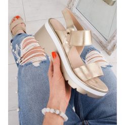 Sandałki damskie Shoesita 6293 Złote. Żółte sandały damskie SHOESITA, w paski, z gumy, bez obcasa, na koturnie, z paskami. Za 89,00 zł.