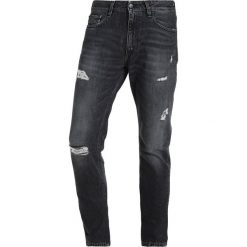 Calvin Klein Jeans HOLLIS Jeansy Slim Fit denim. Niebieskie jeansy męskie relaxed fit marki Calvin Klein Jeans. W wyprzedaży za 356,95 zł.