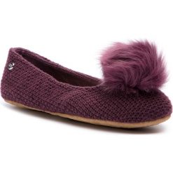 Kapcie UGG - W Andi 1098189 W/Port. Fioletowe klapki damskie marki Ugg, bez wzorów, ze skóry, bez obcasa. W wyprzedaży za 289,00 zł.