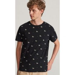 T-shirt z drobnym nadrukiem - Czarny. Czarne t-shirty męskie Reserved, xl, z nadrukiem, bez kołnierzyka. W wyprzedaży za 24,99 zł.