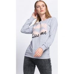 Szara Bluza Gentle Kiss. Szare bluzy damskie marki Born2be, xl, z nadrukiem, z dresówki. Za 24,99 zł.
